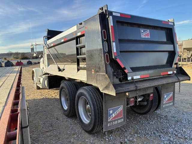 Image of Peterbilt 367 equipment image 4