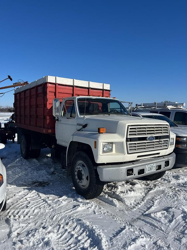 Image of Ford F-700 equipment image 1