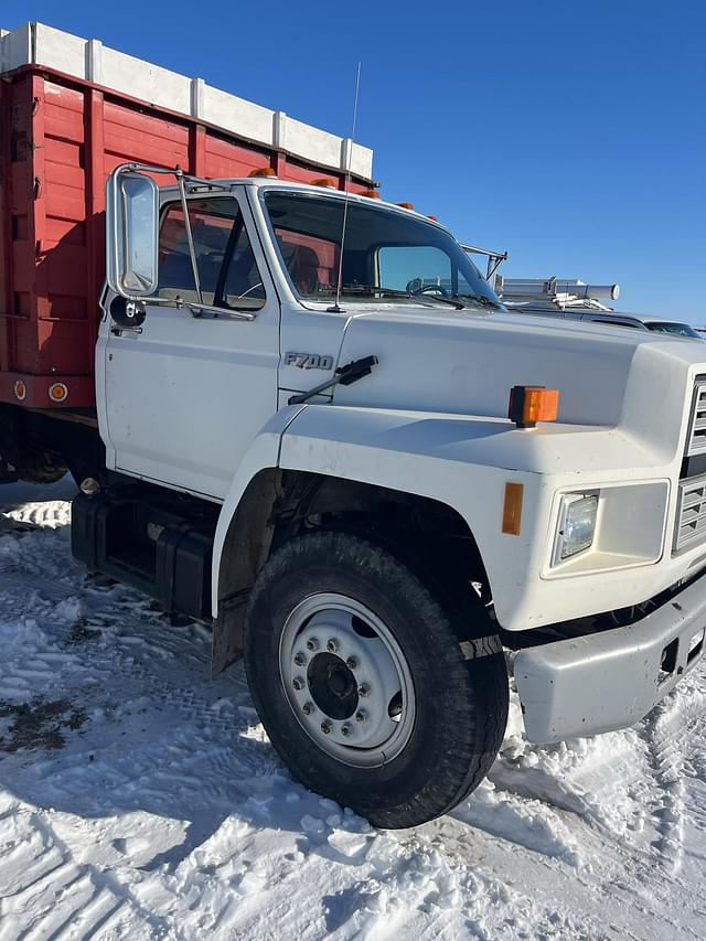 Image of Ford F-700 equipment image 2