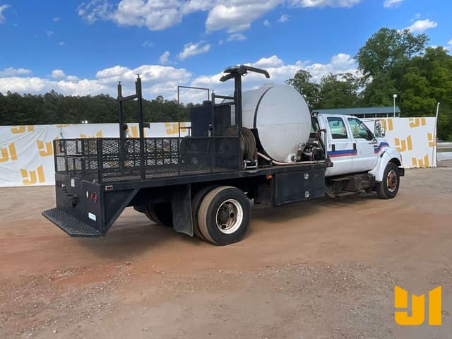 Image of Ford F-750 equipment image 4