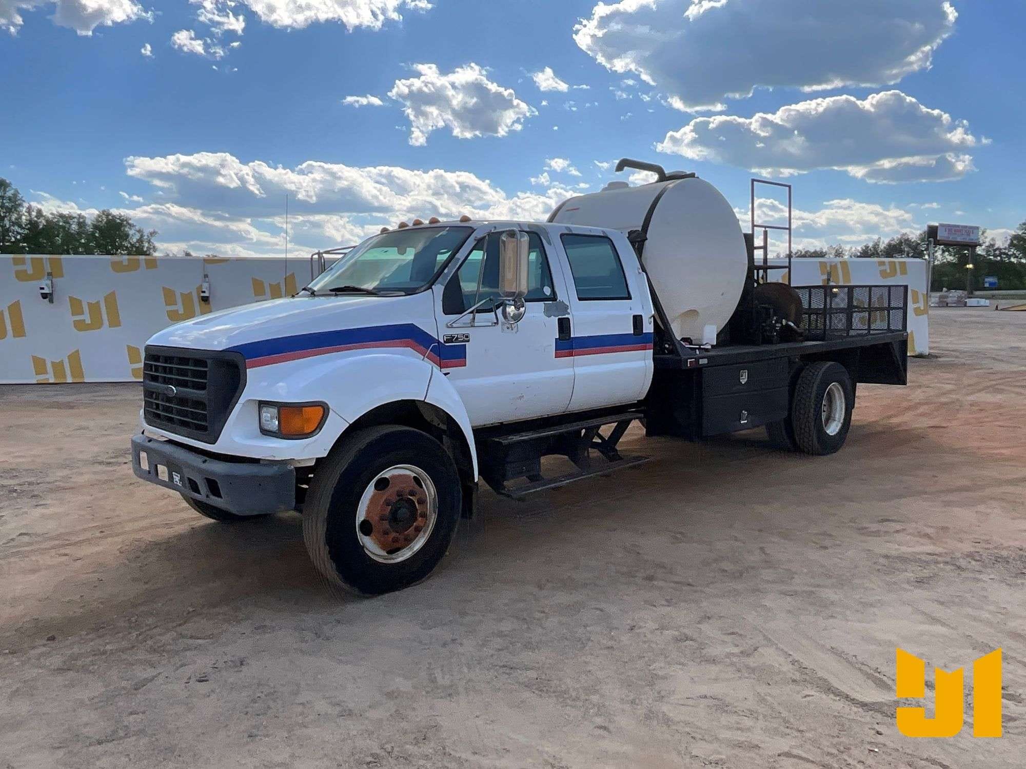 2003 Ford F-750 Equipment Image0