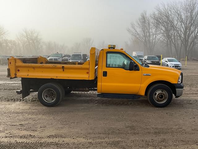 Image of Ford F-350 equipment image 3