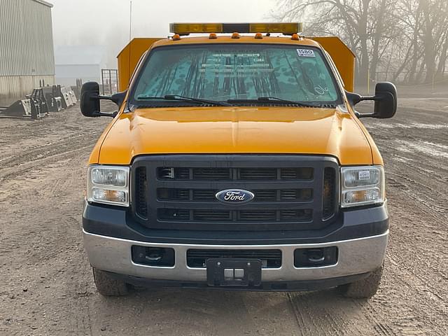 Image of Ford F-350 equipment image 1