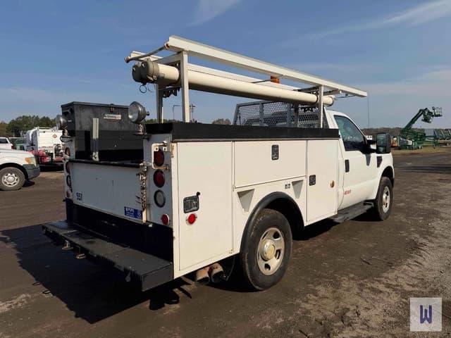 Image of Ford F-350 equipment image 3