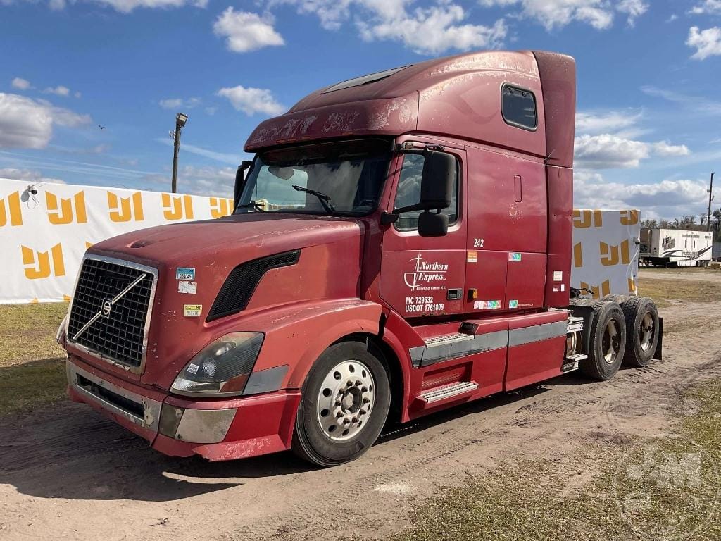2004 Volvo VNL Equipment Image0
