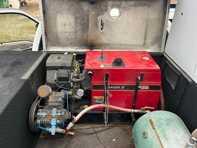 Image of Ford F-450 equipment image 4