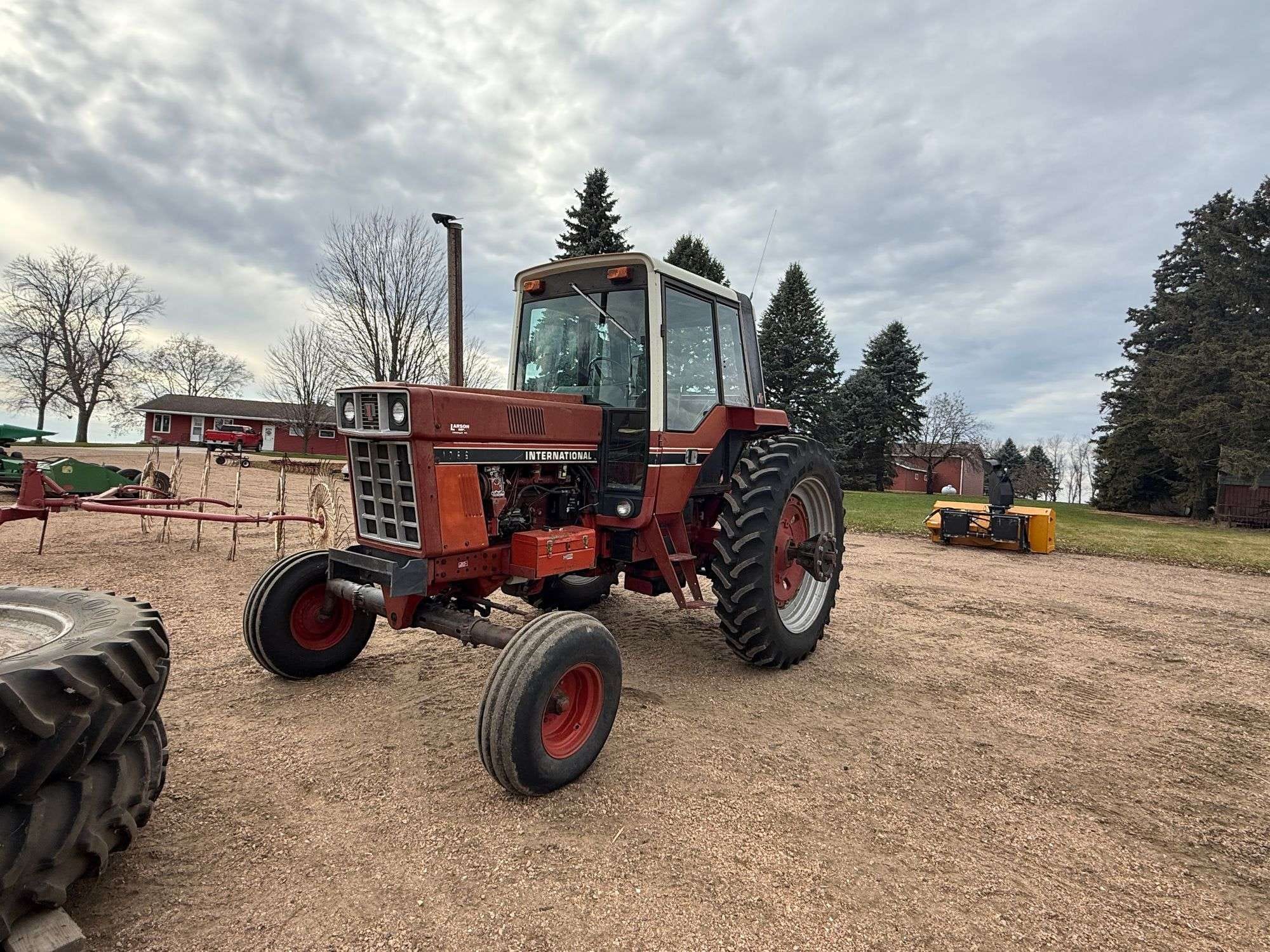 1980 International Harvester 1086 Equipment Image0