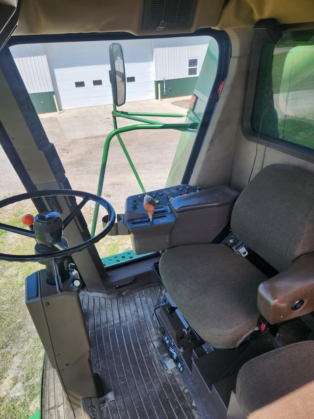 Image of John Deere 9510 equipment image 1