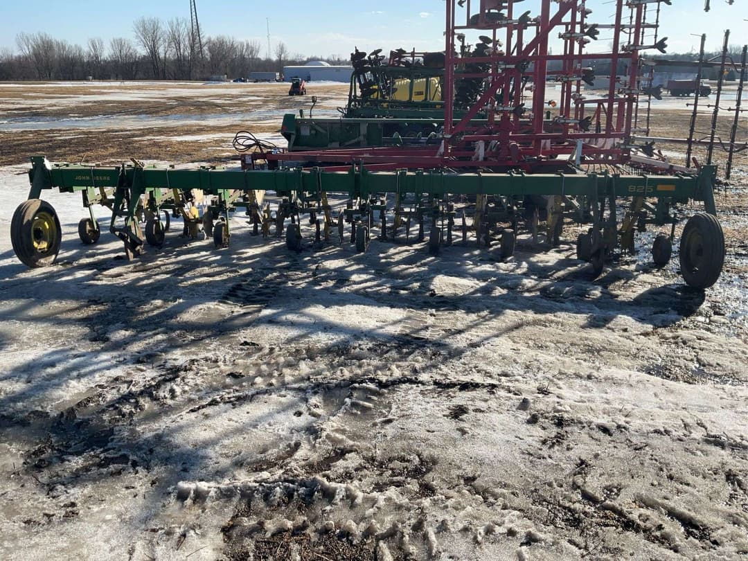 Image of John Deere 825 Primary image