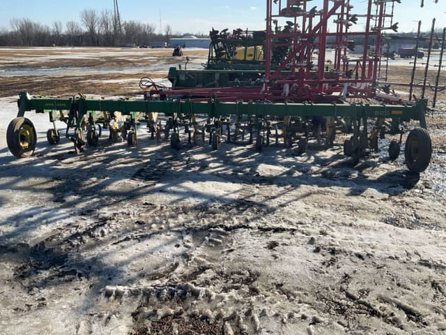 Image of John Deere 825 equipment image 1