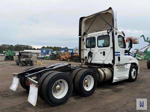 Image of Freightliner Cascadia 125 equipment image 3