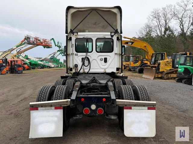 Image of Freightliner Cascadia 125 equipment image 4