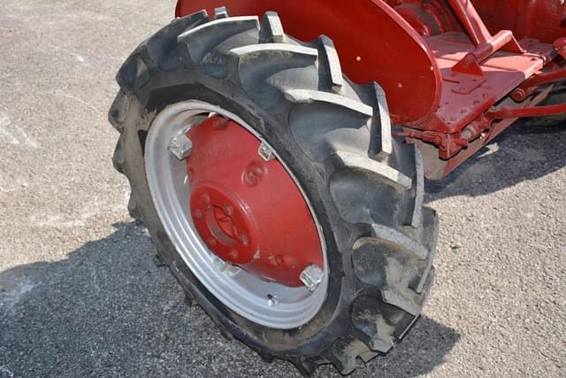 Image of Farmall B equipment image 4