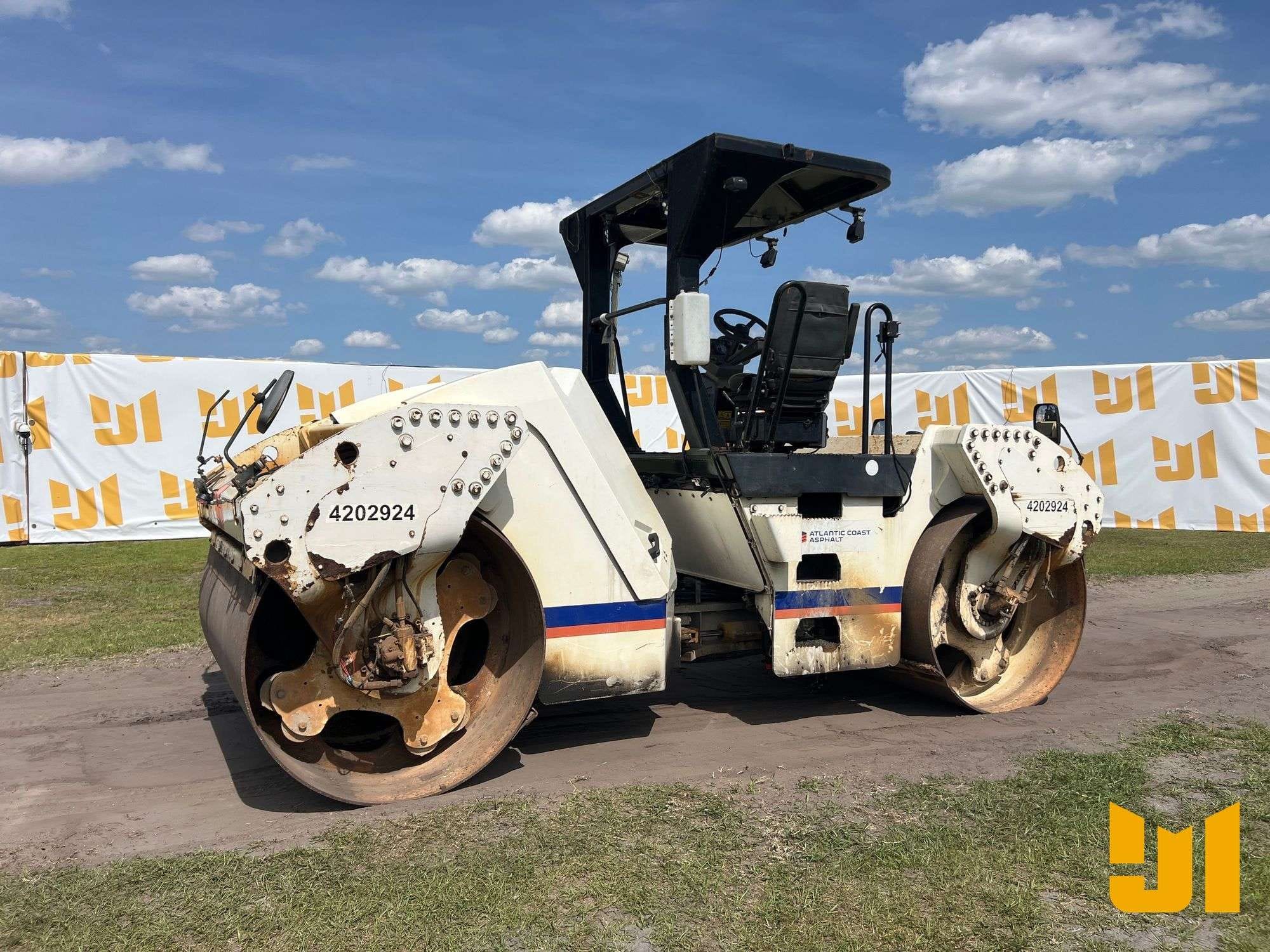 2015 Caterpillar CB54 Equipment Image0