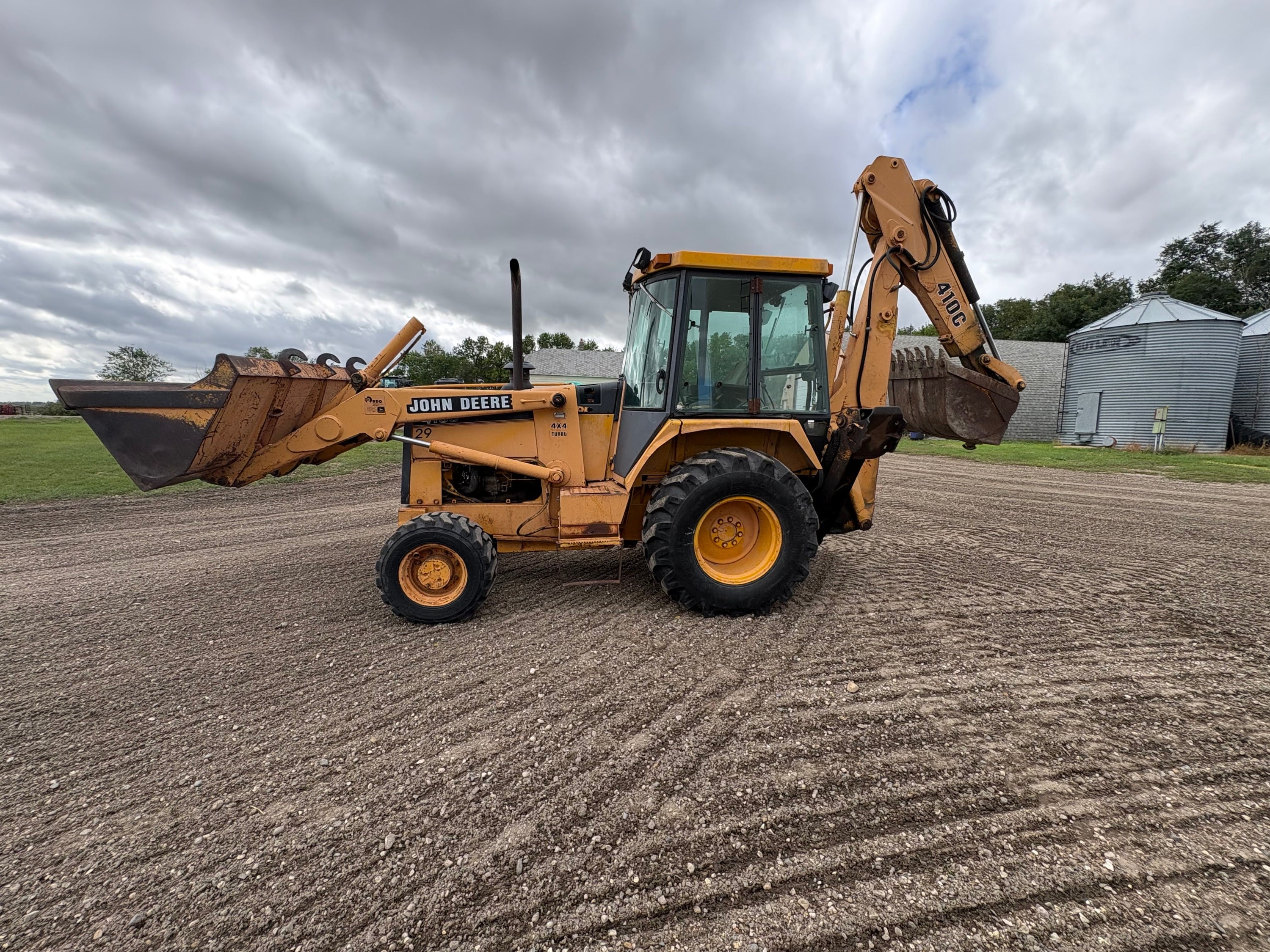 John Deere 410C Equipment Image0