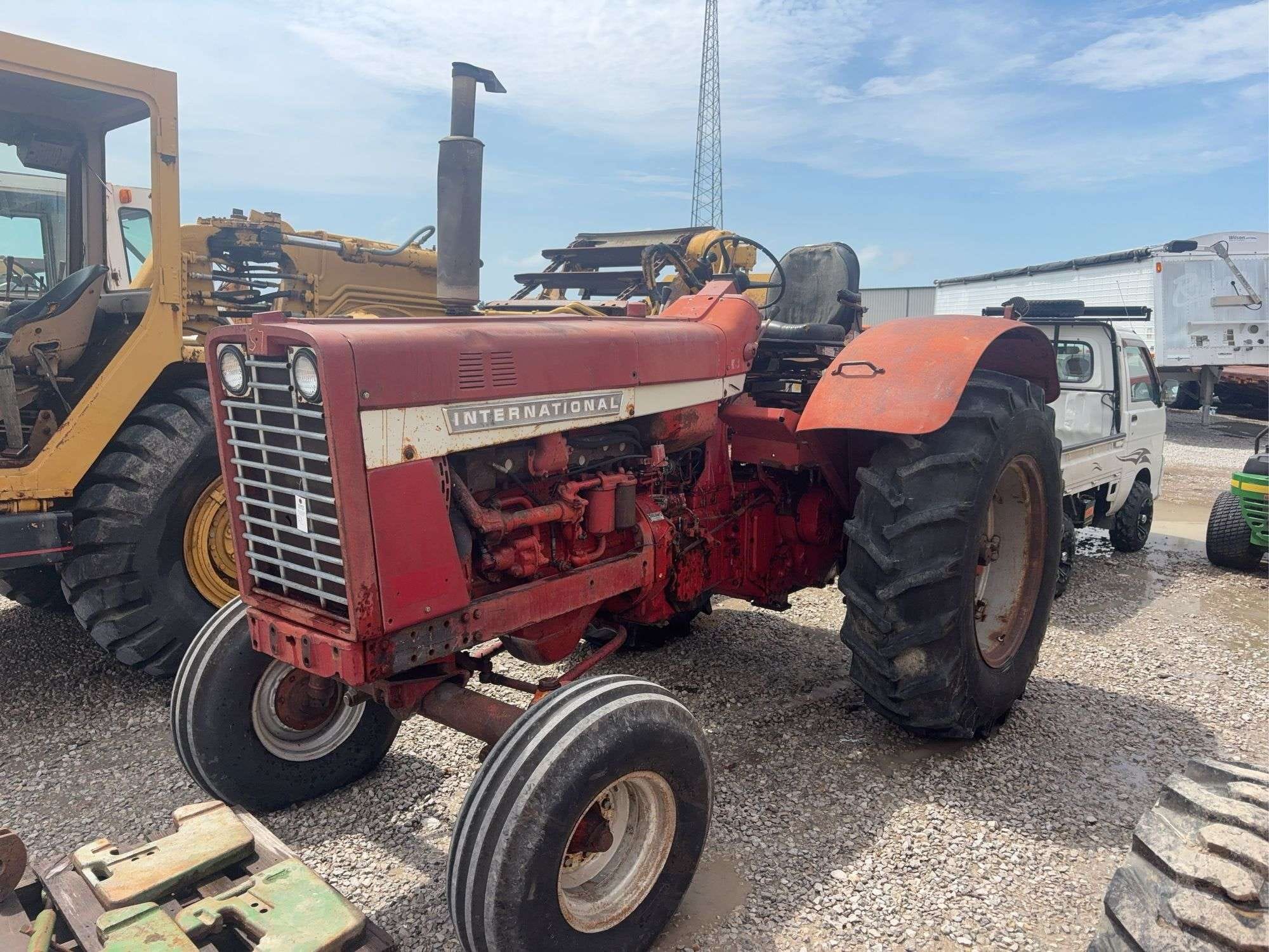 International Harvester 856 Equipment Image0