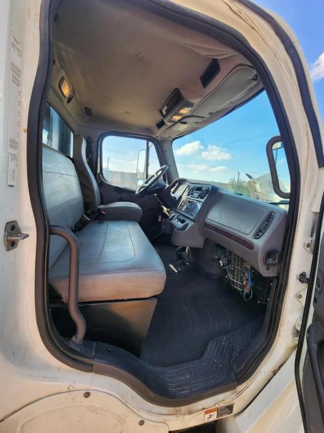 Image of Freightliner Business Class M2 106 equipment image 3