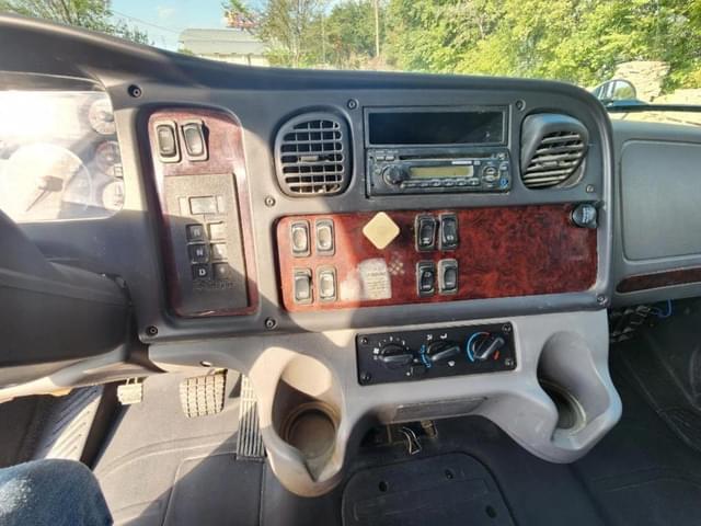 Image of Freightliner Business Class M2 106 equipment image 4