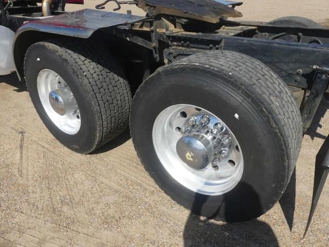 Image of Kenworth T680 equipment image 4