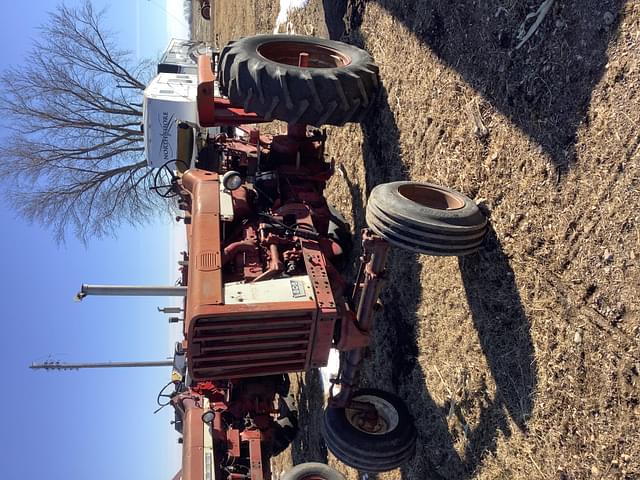 Image of Farmall 806 equipment image 1