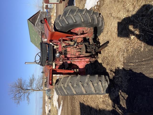 Image of Farmall 806 equipment image 2