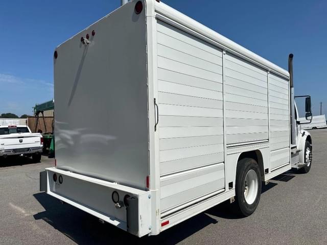 Image of Freightliner M2 106 equipment image 4