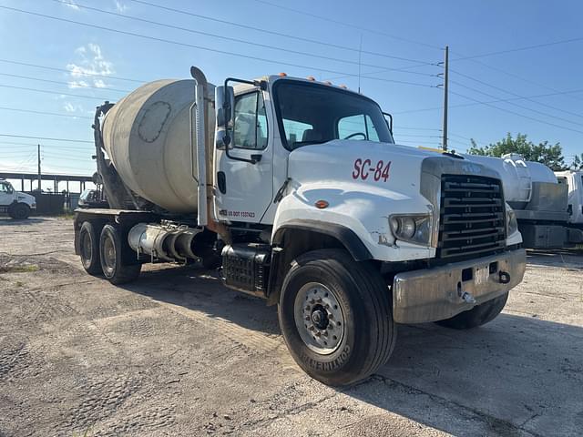 Image of Freightliner 114SD equipment image 2