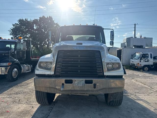 Image of Freightliner 114SD equipment image 1