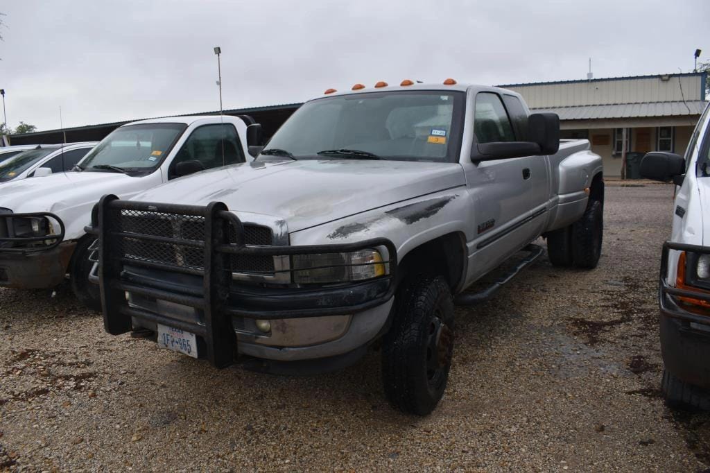 2002 Dodge Ram 3500 Equipment Image0