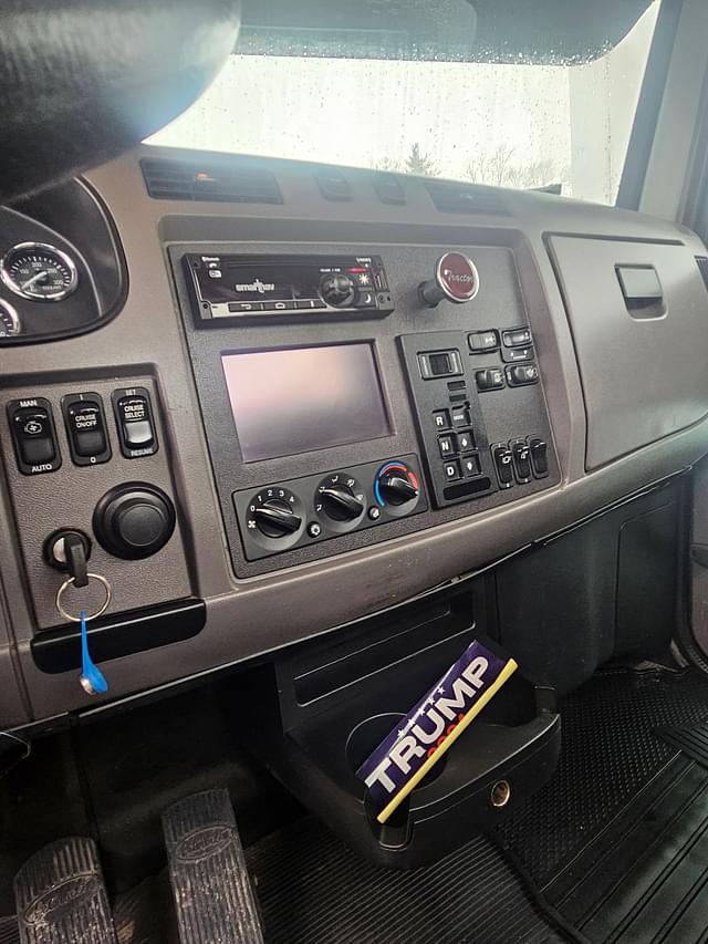 Image of Peterbilt PB337 equipment image 3