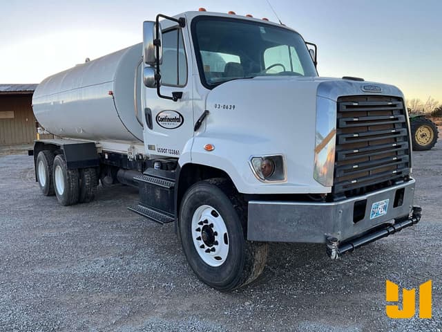 Image of Freightliner 108SD equipment image 2