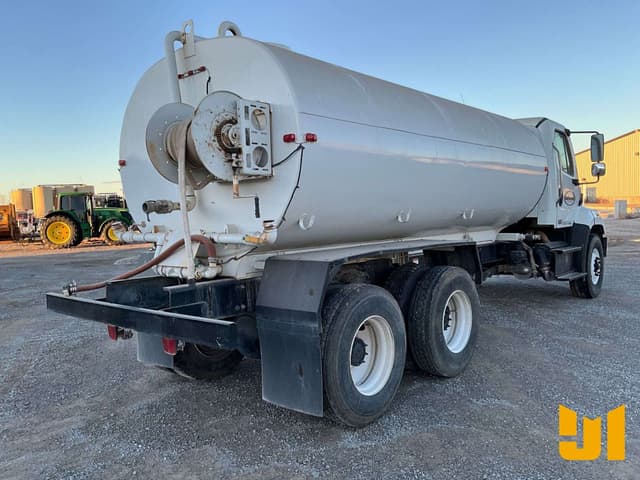 Image of Freightliner 108SD equipment image 4