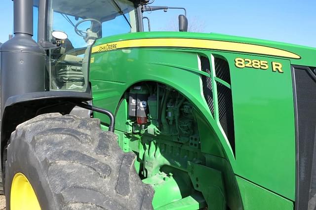 Image of John Deere 8285R equipment image 3