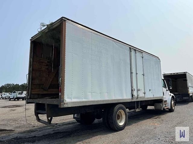 Image of Freightliner M2 106 equipment image 4
