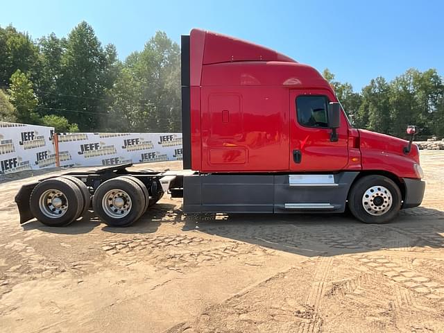 Image of Freightliner Cascadia equipment image 3