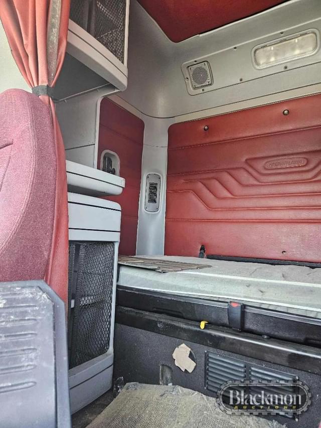 Image of Freightliner Century equipment image 4