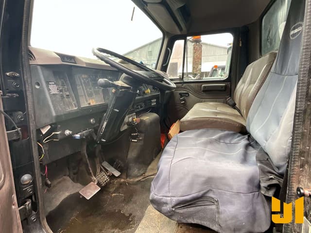 Image of International 4900 equipment image 2