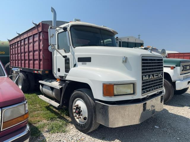 Image of Mack CH613 equipment image 1