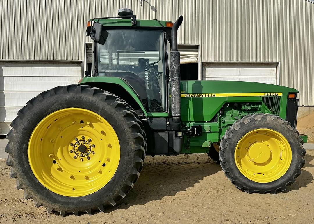 Image of John Deere 8200 Primary image