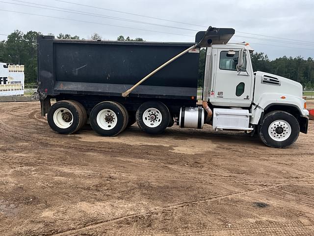 Image of Western Star 4700SF equipment image 3