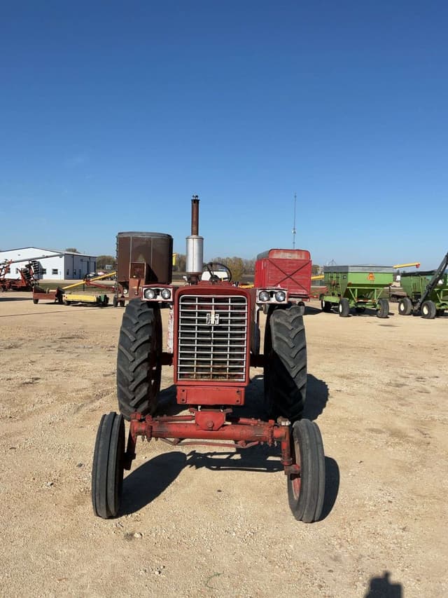 Image of Farmall 656 equipment image 4