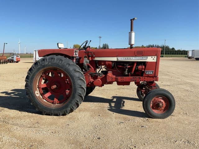 Image of Farmall 656 equipment image 2