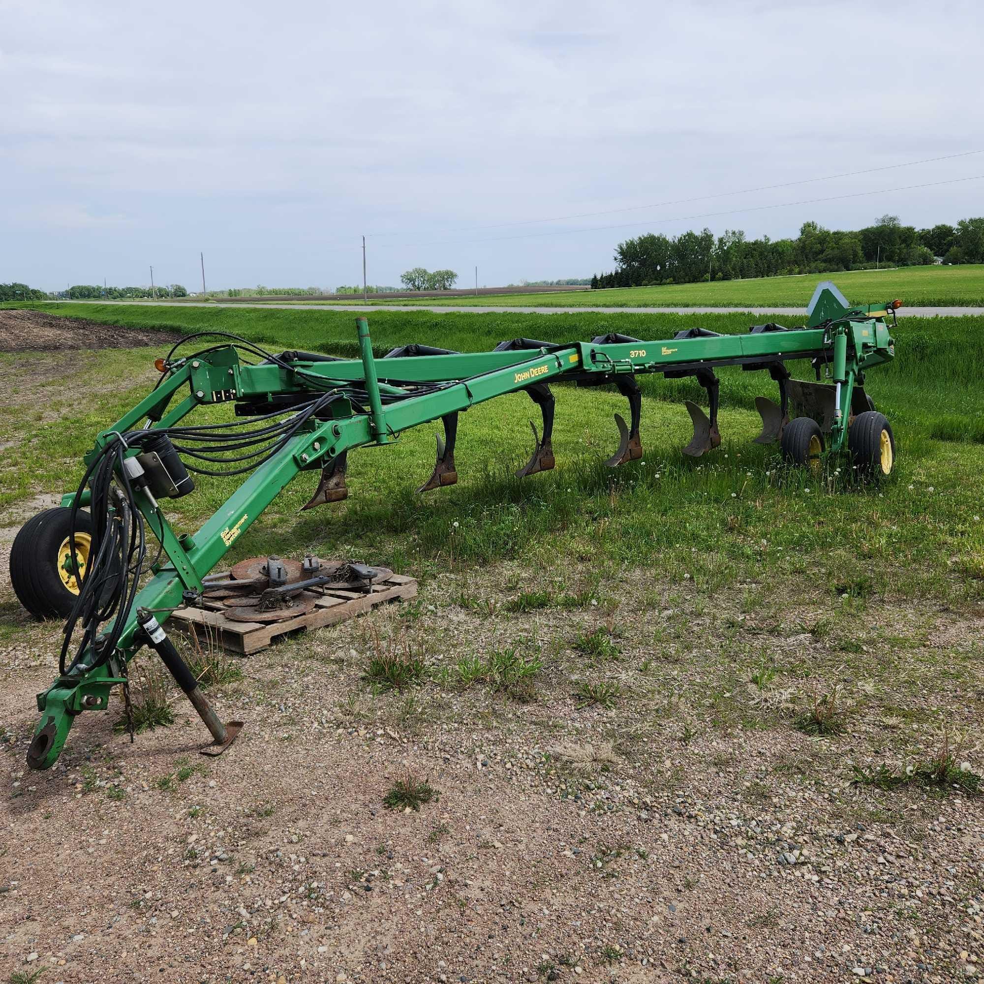 Main image John Deere 3710
