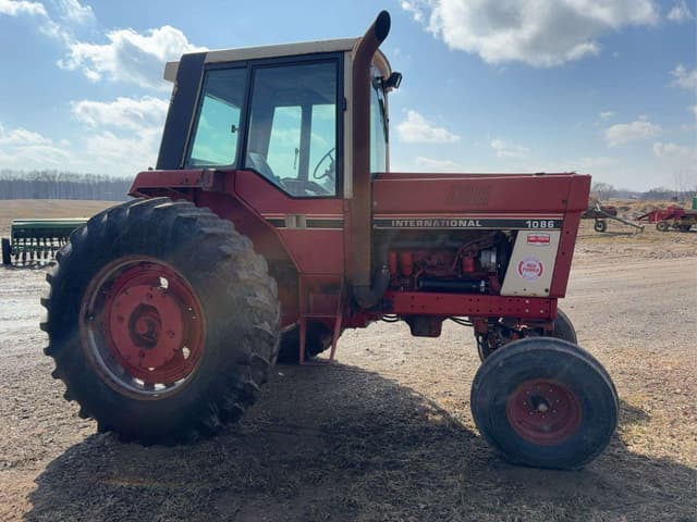 Image of International Harvester 1086 equipment image 1