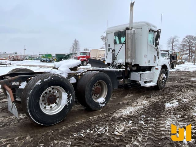 Image of Freightliner Columbia equipment image 4