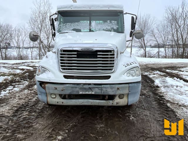 Image of Freightliner Columbia equipment image 1