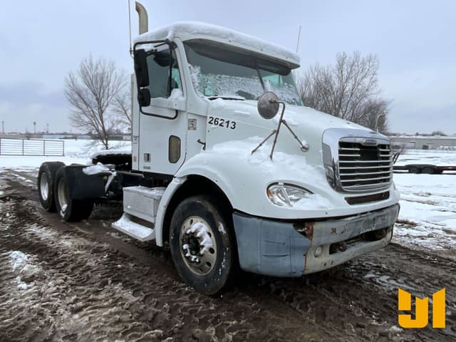 Image of Freightliner Columbia equipment image 2