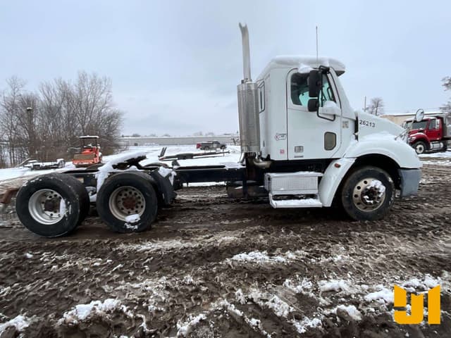 Image of Freightliner Columbia equipment image 3