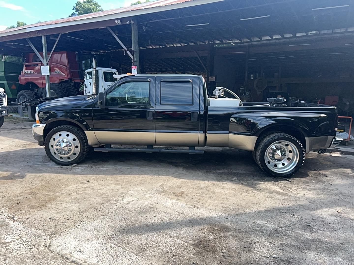 2004 Ford F-350 Equipment Image0