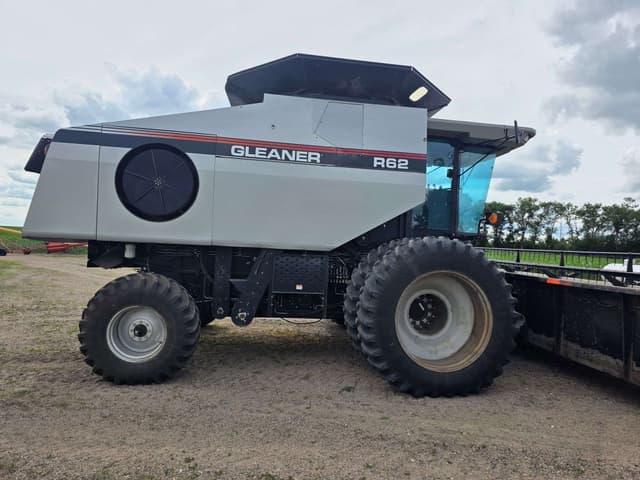 Image of Gleaner R62 equipment image 3